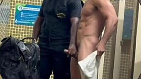 Putaria No Banheiro Com O Segurança