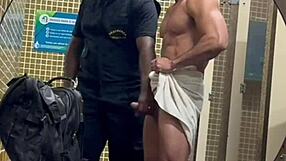 Putaria No Banheiro Com O Segurança