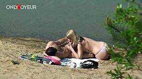 Freche junge PAWG beim Bumsen mit ihrem Freund am Strand erwischt
