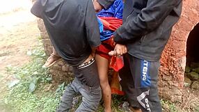 Primer trío al aire libre con la sexy esposa bengalí Rupali en la cama, ¿quién se une después?