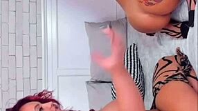 Miro dos latinas culonas con tetas grandes meneando en dildos dobladas