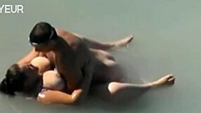 Вуайерист на пляже заметил счастливчика, поймавшего толстую русалку в публичном морском экшене