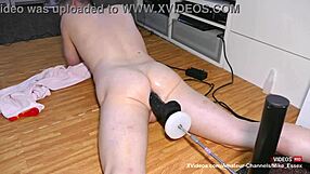 Mike lavora duro il grosso serpente nero su una macchina da scopare selvaggia