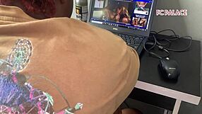 Geile huisvrouw betrapt op porno kijken, hard geneukt door vrienden van man tot orgasme.