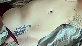 أخت بالتبني تبحث عن ركوب إلى البار