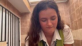 estudiante de tetas grandes follo a su maestro para aprobar