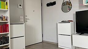 Blond liderlig kone knepper leveringsmanden i hurtig hjemmelavet runde.