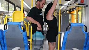 Безумный публичный акт в автобусе, мужик трётся о большую жопу брюнетки, пока не кончит