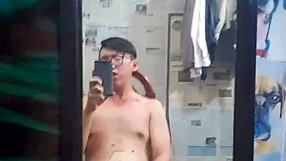ベトナム人ゲイトップがソロで大きなチンポを見せびらかす！