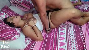 Thepaug mačeha milfica pokaže ogromno rit in naravne joške v seksi sceni