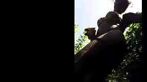 Dude, flexible ebony babe gets outdoor pussy pounding! 😍