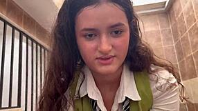 estudiante de tetas grandes follo a su maestro para aprobar