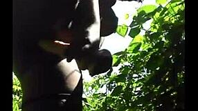 Dude, flexible ebony babe gets outdoor pussy pounding! 😍