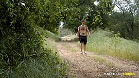 Donte Thick com dois machos em foda bareback bruta no parque público