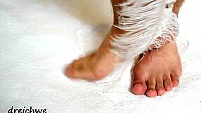 I admire this man's huge sexy feet in high definition