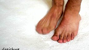 I admire this man's huge sexy feet in high definition