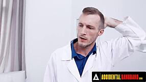 Véletlen csoportos dugás! Forró terapeuta Jesse Pony vezeti az özvegyeket vad orgiába