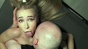 Zacházej se mnou jako se šlapkou - blondýnka touží po drsném sexu a spermatu v ložnici