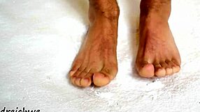 I admire this man's huge sexy feet in high definition