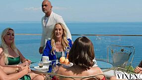 太棒了！完美的 Ashby 骑乘老男人狂野幽会！