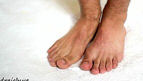 I admire this man's huge sexy feet in high definition