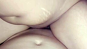 Žhavá indická bhabhi vášnivě saje velký klacek svého přítele