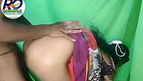 Desi tante går vill i doggy style anal