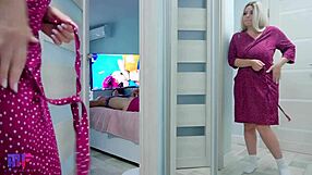 Figliastra con Grandi Tette Spia il Patrigno in Segreto