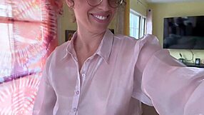 真实继母指导继子进行危险怀孕练习，用激烈动作。她高挑身材承受每一次猛插。