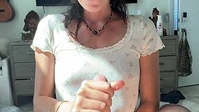 Милая девушка-кролик сосет и дразнит за больше