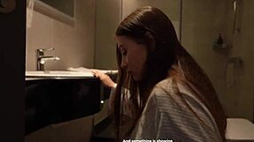 स्लटी जवान लड़की रिसॉर्ट में POV एक्शन के लिए झुकी, बॉयफ्रेंड दूर है