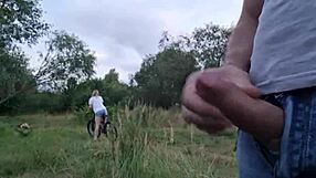 숲속에서 아름다운 소녀 옆에서 거대한 자지를 노출하고 자위하며 사정