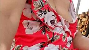 a loira gostosa esta masturbando ate o orgasmo com tetas naturais