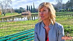 Emmy, une MILF belge, a chaud au cul et cherche satisfaction.