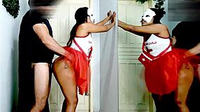 זורו מזיין תחת ענק של אחות זונה עם הזין הענק שלו