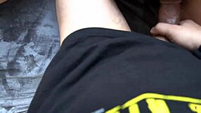 Bella Scorpion třepe svou velkou tatuovanou prdelí při širokém roztírání