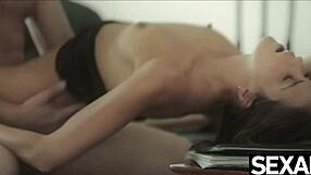 زملاء العمل الخاينين يتسللوا يلحسوا وينيكوا بعض على أريكة المكتب