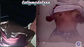 Gorący duży tyłek modelki na wideoczacie patrzy jak starszy kochanek się masturbuje