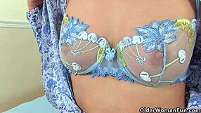 O femeie matură se dezbracă de distracție în partea 155