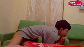 Hansel Thio hayranları için azgın manken tabak servis ediyor