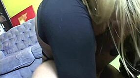 A Loira E Gostosa E Sabe Sentar No Pau