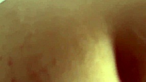 Доведеният ми баща се промъква и взема девствеността ми със свършване вътре