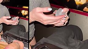 Dorongan Mentah: Seks Awam Berisiko di Pawagam dengan Quickie Menarik