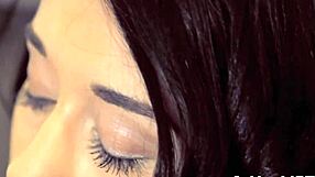 Elegantná tínedžerka 18+ babe dráždi hračkami v triednej softcore skupinovej scéne