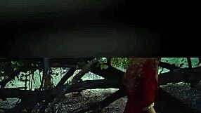 Chica perdida en el campo conoce a un desconocido en una aventura inesperada.