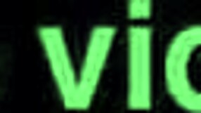 Milf indefensa eyacula con un dildo en su coño apretado y mojado