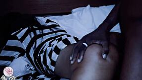 她被男人猛干潮吹大叫呻吟回荡房间！