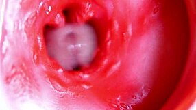 زب أحمر كبير ينزلق في فتحة عصيرية لإطلاق مني فوري