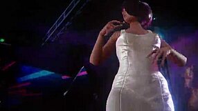 Rebolando funk she dances seductively