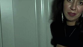 Dziwka żona zaprasza dwóch facetów na dziką trójkę przed mężem cuckoldem